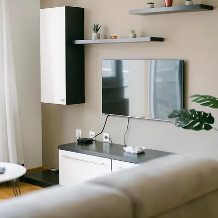Ladenta Apartman***